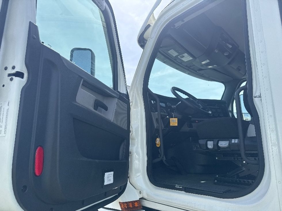 Day Cab Tractor-Heavy Duty Tractors-Freightliner-2021-T12684ST-West Valley City-UT-198,084\n\t\tmiles-$ 85,250 - Image 9