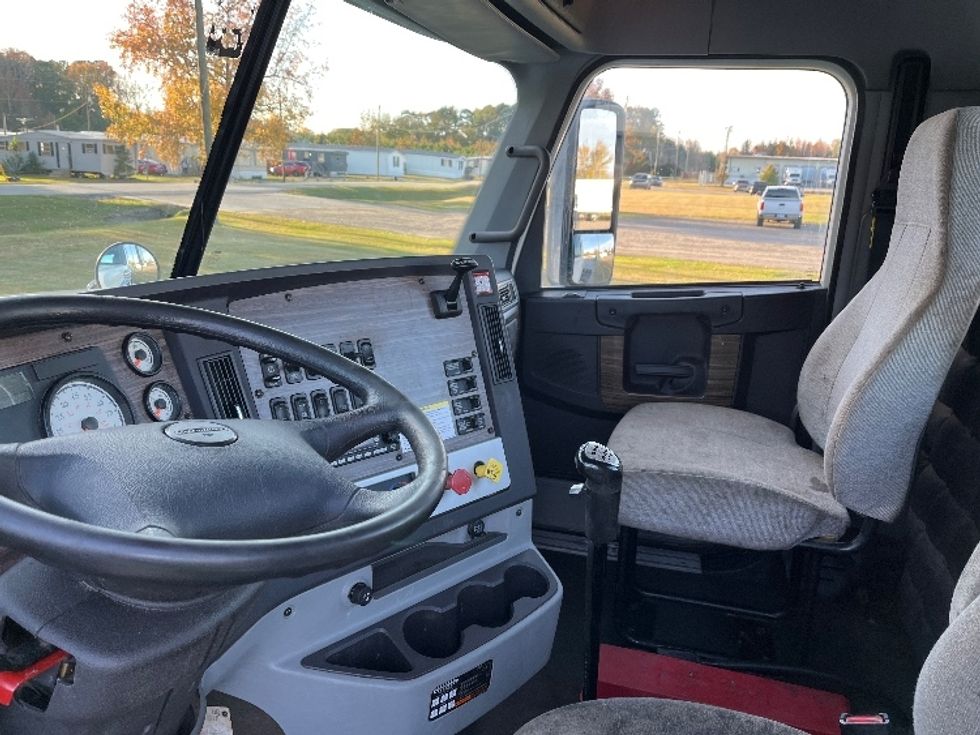 Day Cab Tractor-Heavy Duty Tractors-Freightliner-2022-D12264SD-Florence-SC-206,499\n\t\tmiles-$ 85,250 - Image 10