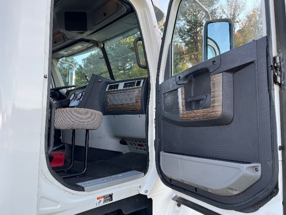 Day Cab Tractor-Heavy Duty Tractors-Freightliner-2022-D12264SD-Florence-SC-206,499\n\t\tmiles-$ 85,250 - Image 12