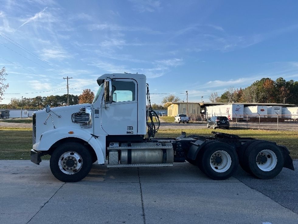 Day Cab Tractor-Heavy Duty Tractors-Freightliner-2022-D12264SD-Florence-SC-206,499\n\t\tmiles-$ 85,250 - Image 4
