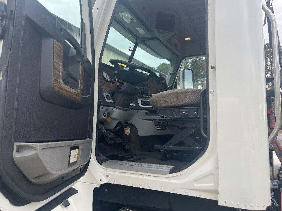 Day Cab Tractor-Heavy Duty Tractors-Freightliner-2022-D12264SD-Florence-SC-206,499\n\t\tmiles-$ 85,250 - Image 9