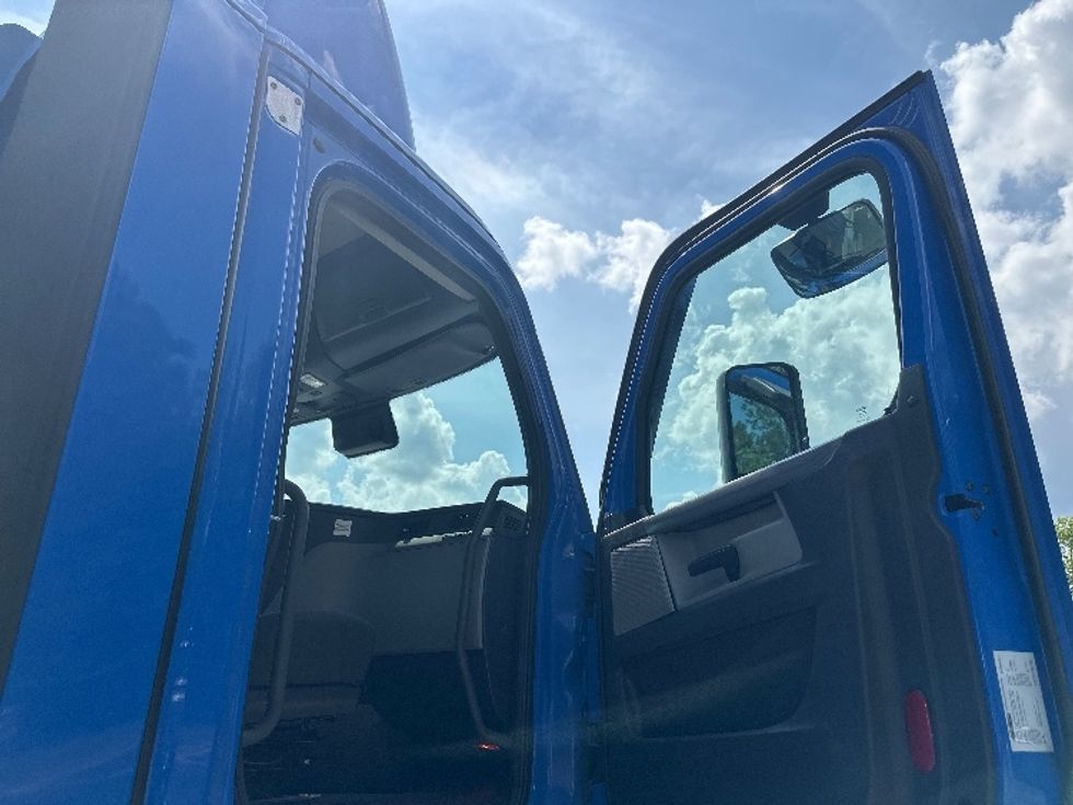 Day Cab Tractor-Heavy Duty Tractors-Freightliner-2022-T11642ST-Atlanta-GA-254,240\n\t\tmiles-$ 69,750 - Image 12