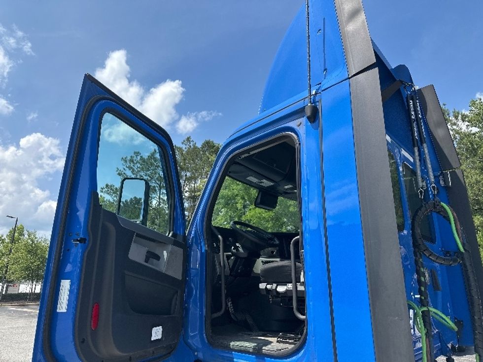 Day Cab Tractor-Heavy Duty Tractors-Freightliner-2022-T11642ST-Atlanta-GA-254,240\n\t\tmiles-$ 69,750 - Image 9