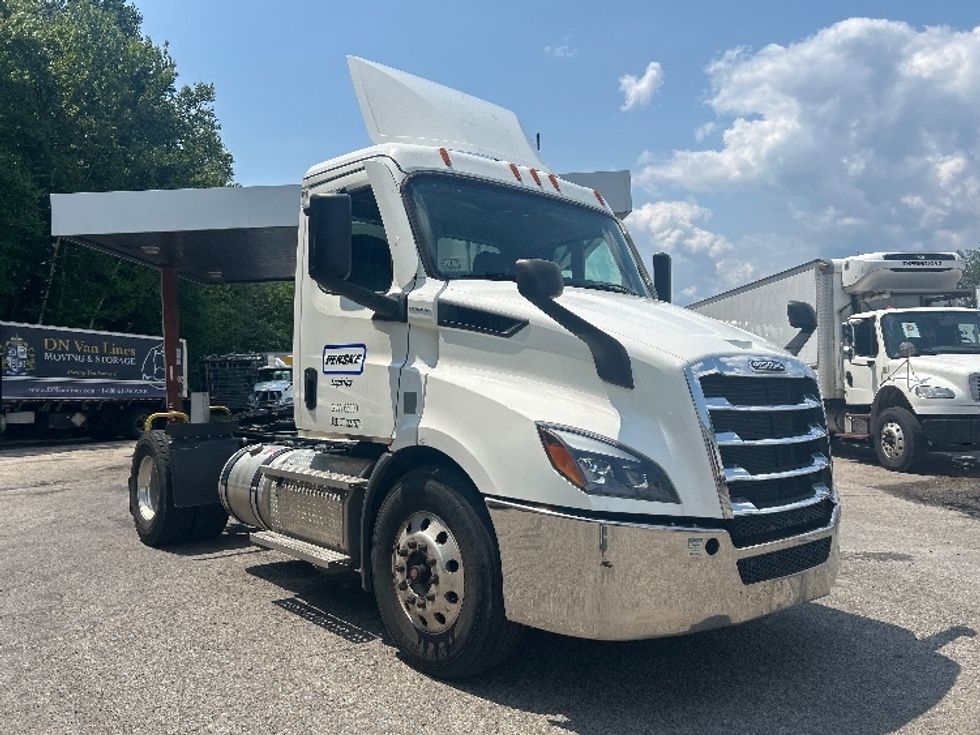 Day Cab Tractor-Heavy Duty Tractors-Freightliner-2022-T11642ST-Auburn-MA-20,109\n\t\tmiles-$ 65,500 - Image 1