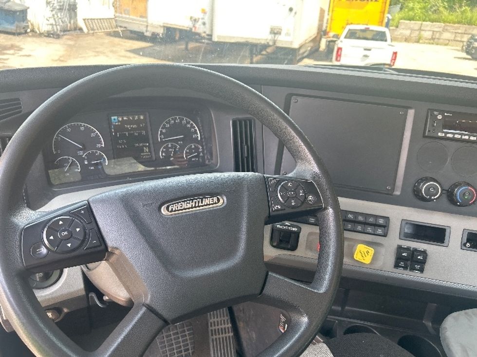 Day Cab Tractor-Heavy Duty Tractors-Freightliner-2022-T11642ST-Auburn-MA-20,109\n\t\tmiles-$ 65,500 - Image 11