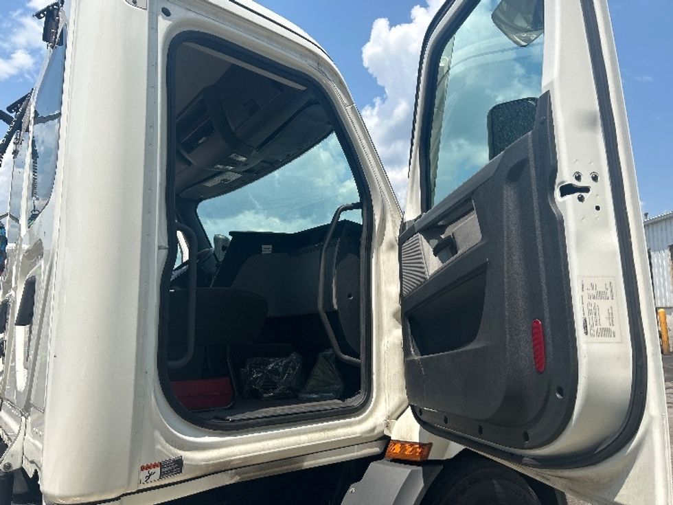 Day Cab Tractor-Heavy Duty Tractors-Freightliner-2022-T11642ST-Auburn-MA-20,109\n\t\tmiles-$ 65,500 - Image 12
