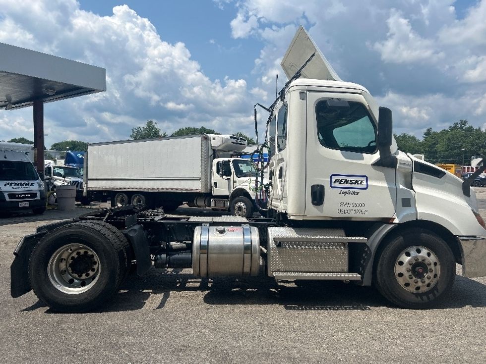 Day Cab Tractor-Heavy Duty Tractors-Freightliner-2022-T11642ST-Auburn-MA-20,109\n\t\tmiles-$ 65,500 - Image 8