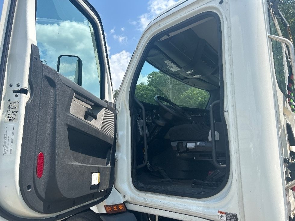 Day Cab Tractor-Heavy Duty Tractors-Freightliner-2022-T11642ST-Auburn-MA-20,109\n\t\tmiles-$ 65,500 - Image 9