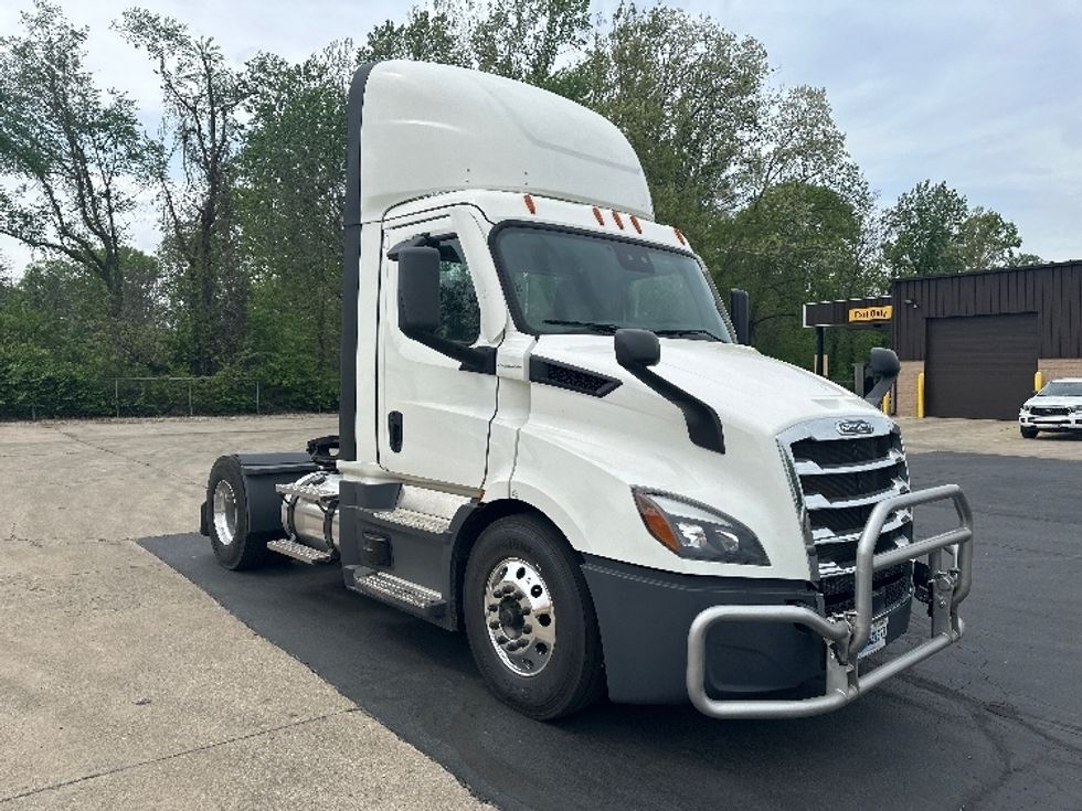 Day Cab Tractor-Heavy Duty Tractors-Freightliner-2022-T11642ST-Bloomington-IN-420,900\n\t\tmiles-$ 47,000 - Image 1