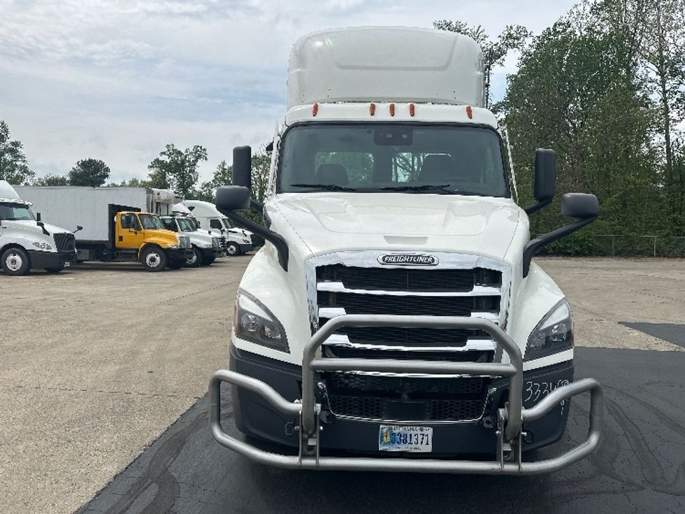Day Cab Tractor-Heavy Duty Tractors-Freightliner-2022-T11642ST-Bloomington-IN-420,900\n\t\tmiles-$ 47,000 - Image 2