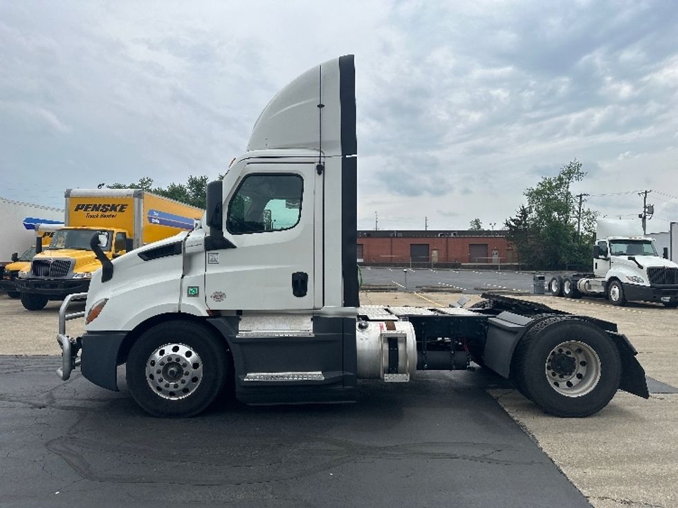 Day Cab Tractor-Heavy Duty Tractors-Freightliner-2022-T11642ST-Bloomington-IN-420,900\n\t\tmiles-$ 47,000 - Image 4