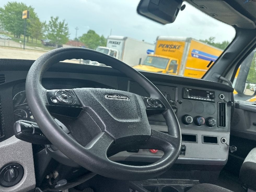Day Cab Tractor-Heavy Duty Tractors-Freightliner-2022-T11642ST-Bloomington-IN-420,900\n\t\tmiles-$ 47,000 - Image 7