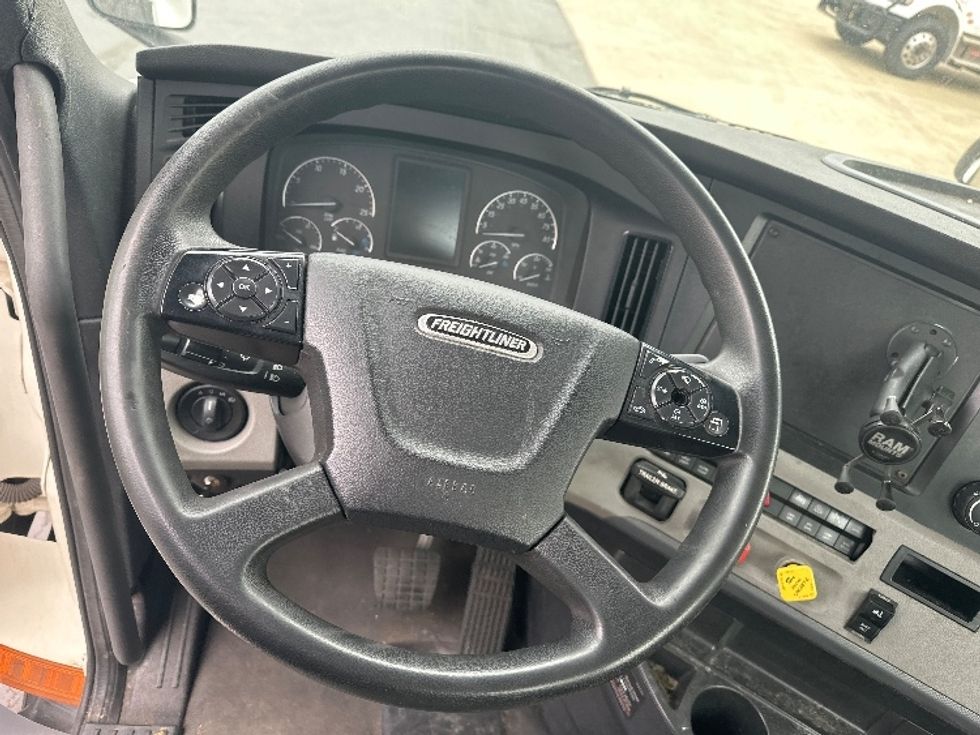 Day Cab Tractor-Heavy Duty Tractors-Freightliner-2022-T11642ST-Bloomington-IN-420,900\n\t\tmiles-$ 47,000 - Image 8