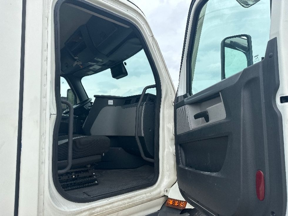 Day Cab Tractor-Heavy Duty Tractors-Freightliner-2022-T11642ST-Bloomington-IN-420,900\n\t\tmiles-$ 47,000 - Image 9