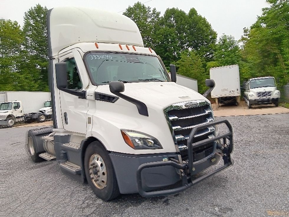 Day Cab Tractor-Heavy Duty Tractors-Freightliner-2022-T11642ST-Blountville-TN-511,771\n\t\tmiles-$ 50,250 - Image 1