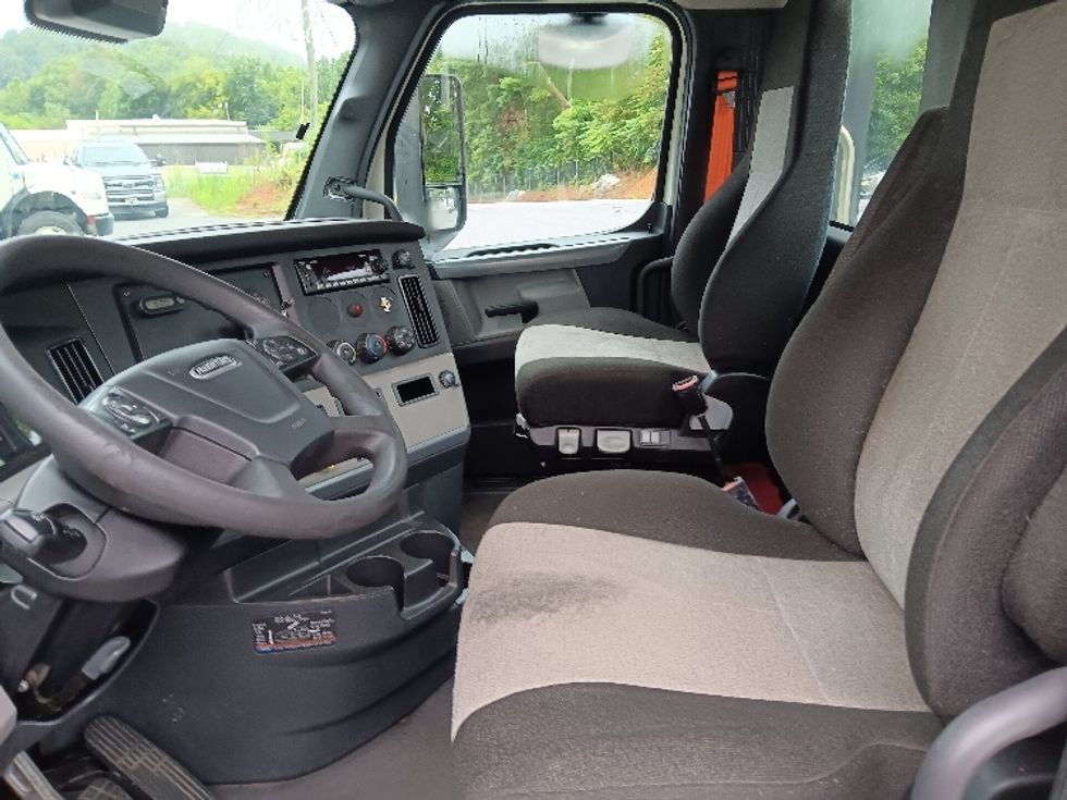 Day Cab Tractor-Heavy Duty Tractors-Freightliner-2022-T11642ST-Blountville-TN-511,771\n\t\tmiles-$ 50,250 - Image 10