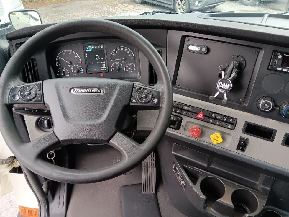 Day Cab Tractor-Heavy Duty Tractors-Freightliner-2022-T11642ST-Blountville-TN-511,771\n\t\tmiles-$ 50,250 - Image 11