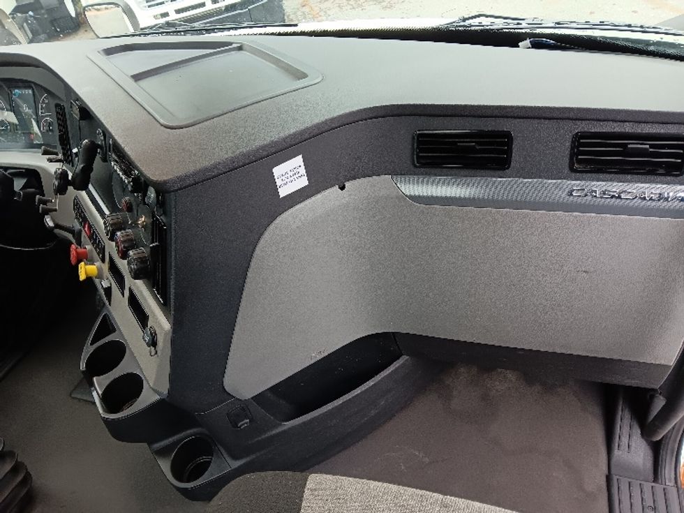 Day Cab Tractor-Heavy Duty Tractors-Freightliner-2022-T11642ST-Blountville-TN-511,771\n\t\tmiles-$ 50,250 - Image 13