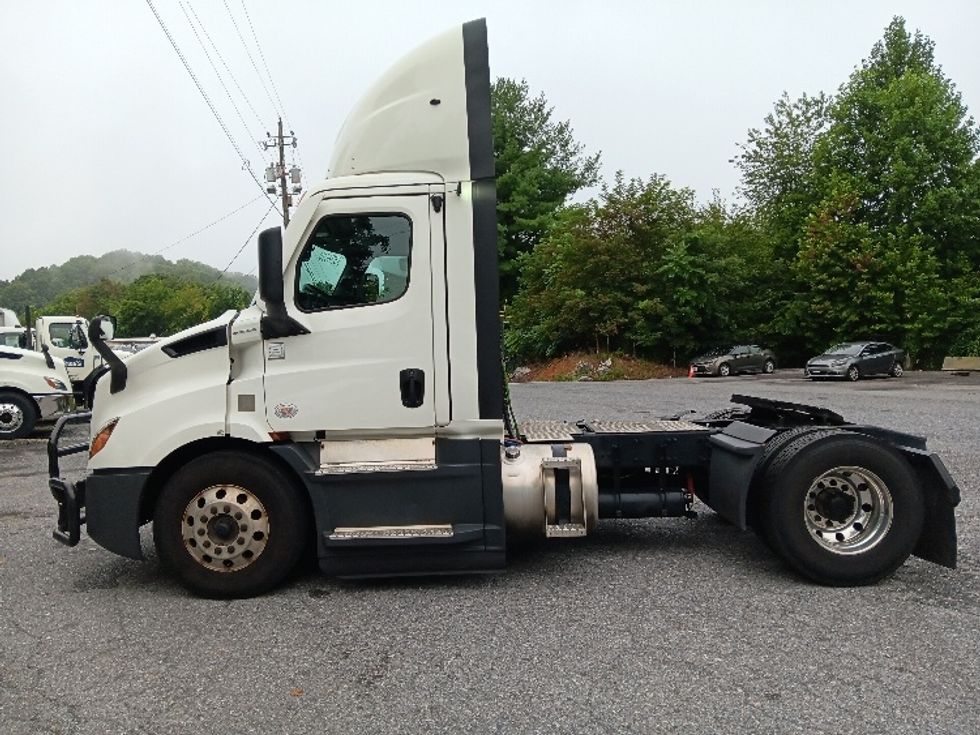 Day Cab Tractor-Heavy Duty Tractors-Freightliner-2022-T11642ST-Blountville-TN-511,771\n\t\tmiles-$ 50,250 - Image 4