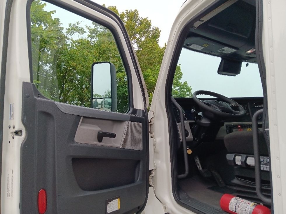 Day Cab Tractor-Heavy Duty Tractors-Freightliner-2022-T11642ST-Blountville-TN-511,771\n\t\tmiles-$ 50,250 - Image 9