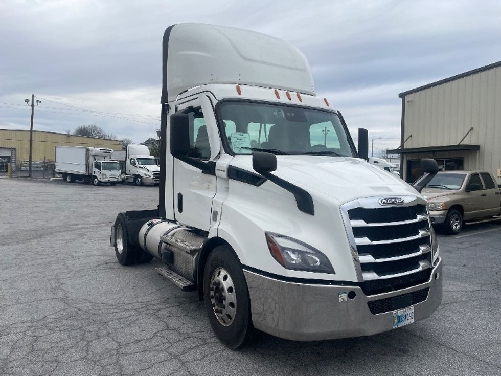 Day Cab Tractor-Heavy Duty Tractors-Freightliner-2022-T11642ST-Forest Park-GA-721,047\n\t\tmiles-$ 30,500 - Image 1