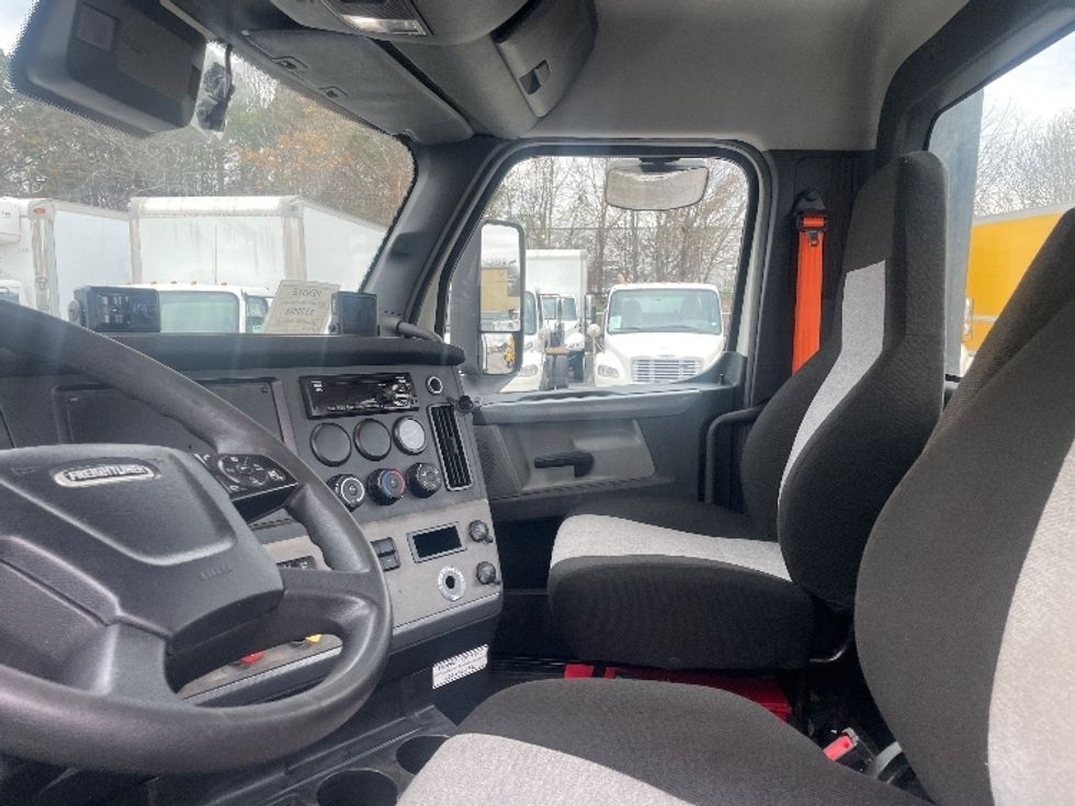 Day Cab Tractor-Heavy Duty Tractors-Freightliner-2022-T11642ST-Forest Park-GA-721,047\n\t\tmiles-$ 30,500 - Image 10