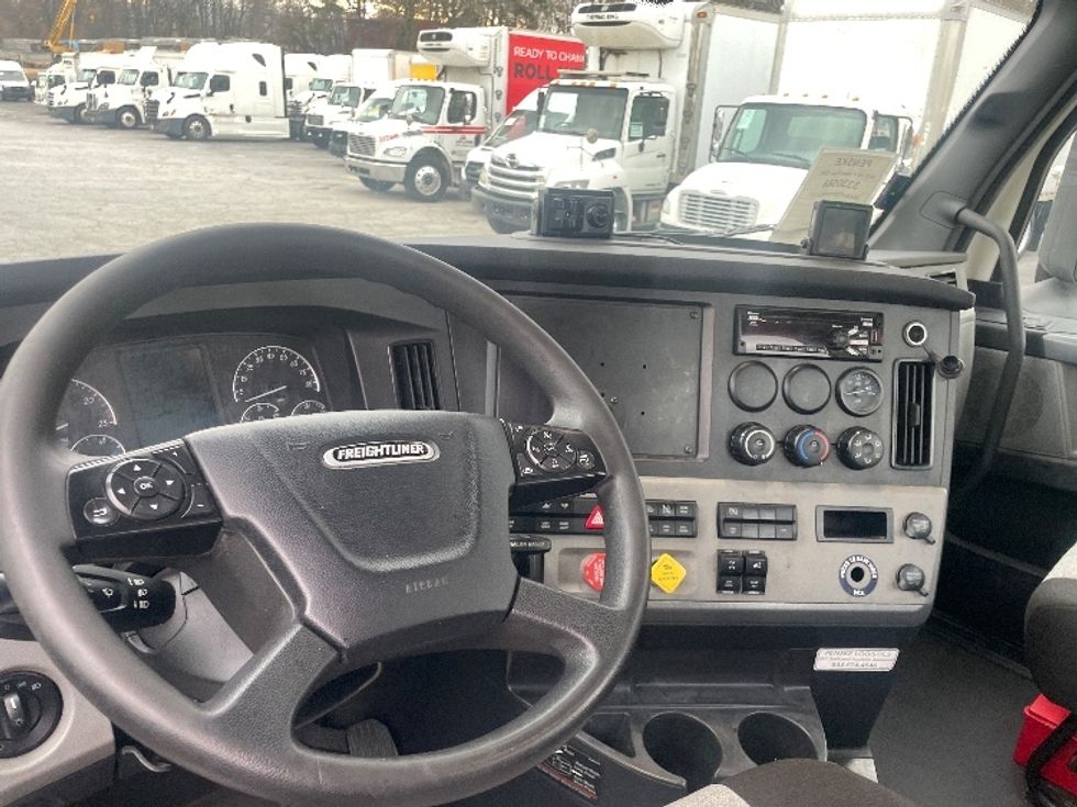 Day Cab Tractor-Heavy Duty Tractors-Freightliner-2022-T11642ST-Forest Park-GA-721,047\n\t\tmiles-$ 30,500 - Image 11