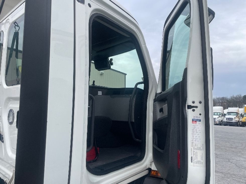 Day Cab Tractor-Heavy Duty Tractors-Freightliner-2022-T11642ST-Forest Park-GA-721,047\n\t\tmiles-$ 30,500 - Image 12