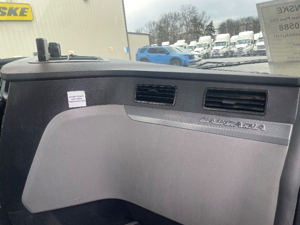 Day Cab Tractor-Heavy Duty Tractors-Freightliner-2022-T11642ST-Forest Park-GA-721,047\n\t\tmiles-$ 30,500 - Image 13