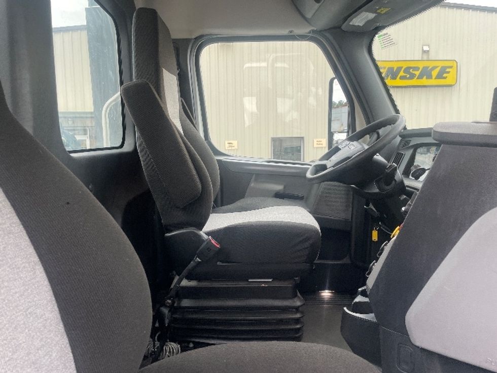 Day Cab Tractor-Heavy Duty Tractors-Freightliner-2022-T11642ST-Forest Park-GA-721,047\n\t\tmiles-$ 30,500 - Image 14