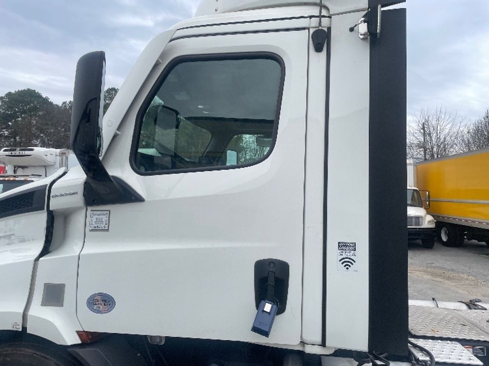 Day Cab Tractor-Heavy Duty Tractors-Freightliner-2022-T11642ST-Forest Park-GA-721,047\n\t\tmiles-$ 30,500 - Image 22