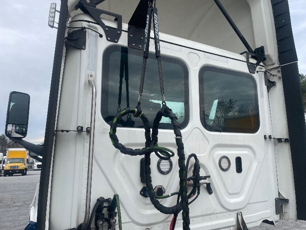 Day Cab Tractor-Heavy Duty Tractors-Freightliner-2022-T11642ST-Forest Park-GA-721,047\n\t\tmiles-$ 30,500 - Image 23