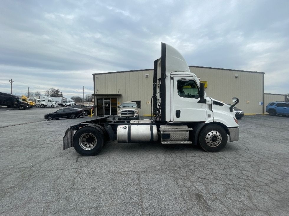Day Cab Tractor-Heavy Duty Tractors-Freightliner-2022-T11642ST-Forest Park-GA-721,047\n\t\tmiles-$ 30,500 - Image 8