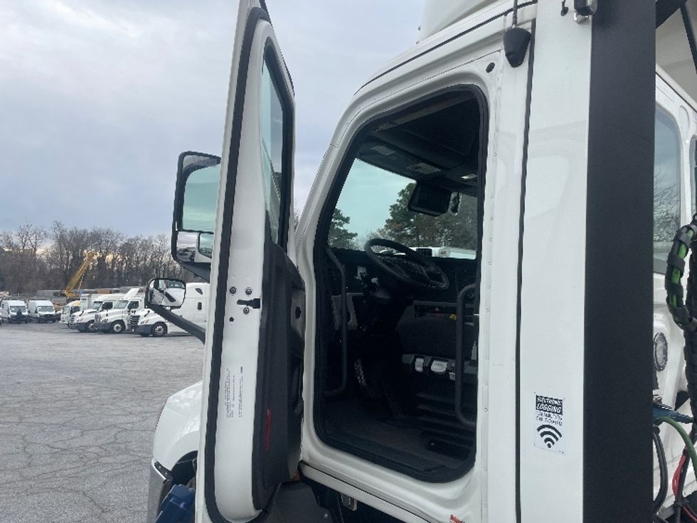 Day Cab Tractor-Heavy Duty Tractors-Freightliner-2022-T11642ST-Forest Park-GA-721,047\n\t\tmiles-$ 30,500 - Image 9