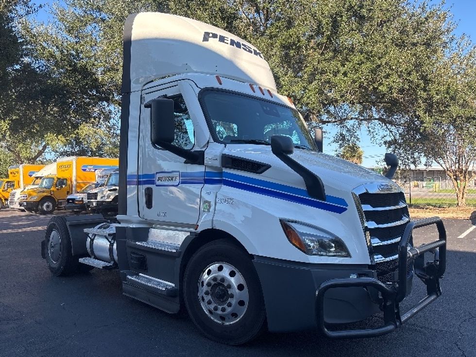 Day Cab Tractor-Heavy Duty Tractors-Freightliner-2022-T11642ST-Jacksonville-FL-616,703\n\t\tmiles-$ 35,000 - Image 1