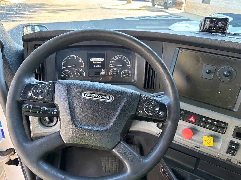 Day Cab Tractor-Heavy Duty Tractors-Freightliner-2022-T11642ST-Jacksonville-FL-616,703\n\t\tmiles-$ 35,000 - Image 11