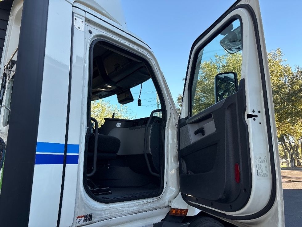 Day Cab Tractor-Heavy Duty Tractors-Freightliner-2022-T11642ST-Jacksonville-FL-616,703\n\t\tmiles-$ 35,000 - Image 12