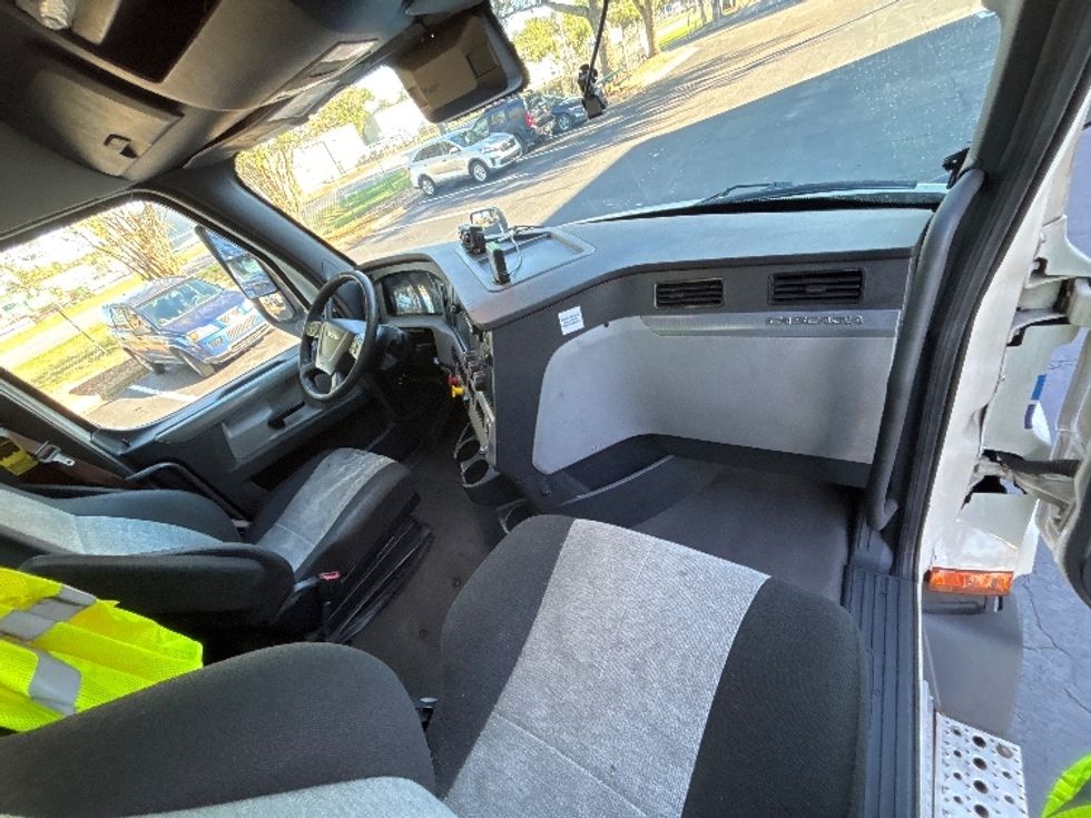 Day Cab Tractor-Heavy Duty Tractors-Freightliner-2022-T11642ST-Jacksonville-FL-616,703\n\t\tmiles-$ 35,000 - Image 14