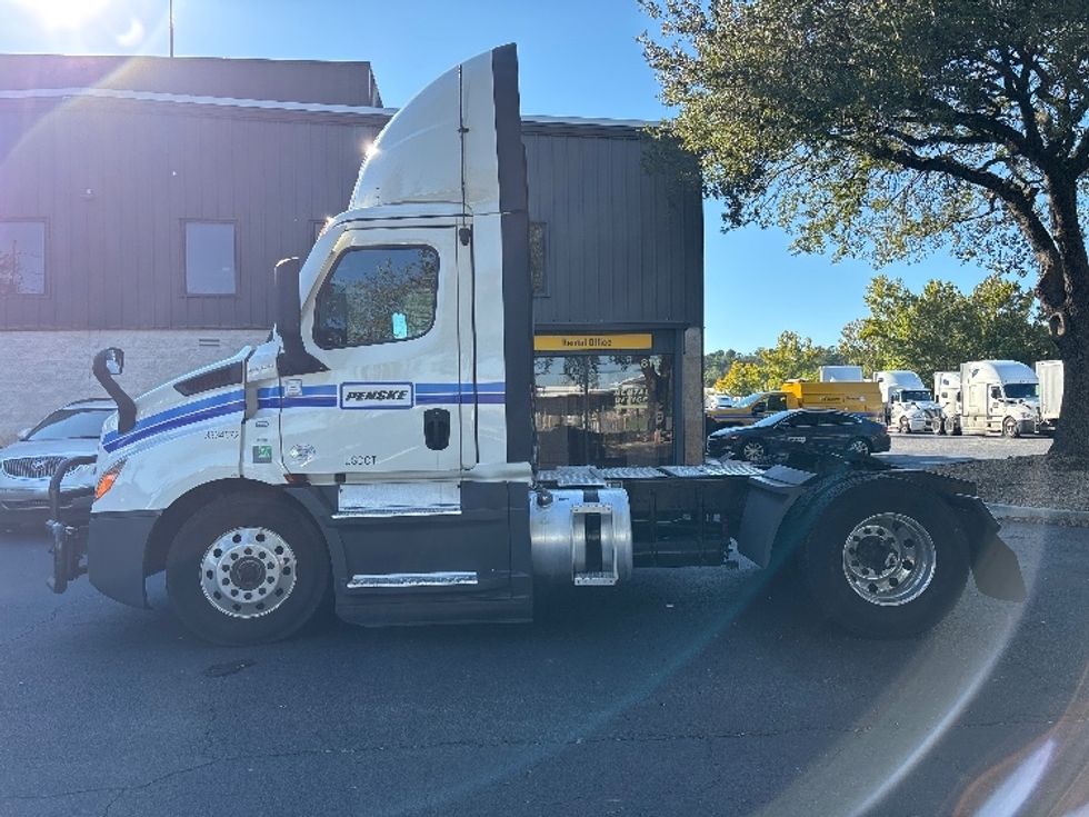 Day Cab Tractor-Heavy Duty Tractors-Freightliner-2022-T11642ST-Jacksonville-FL-616,703\n\t\tmiles-$ 35,000 - Image 4