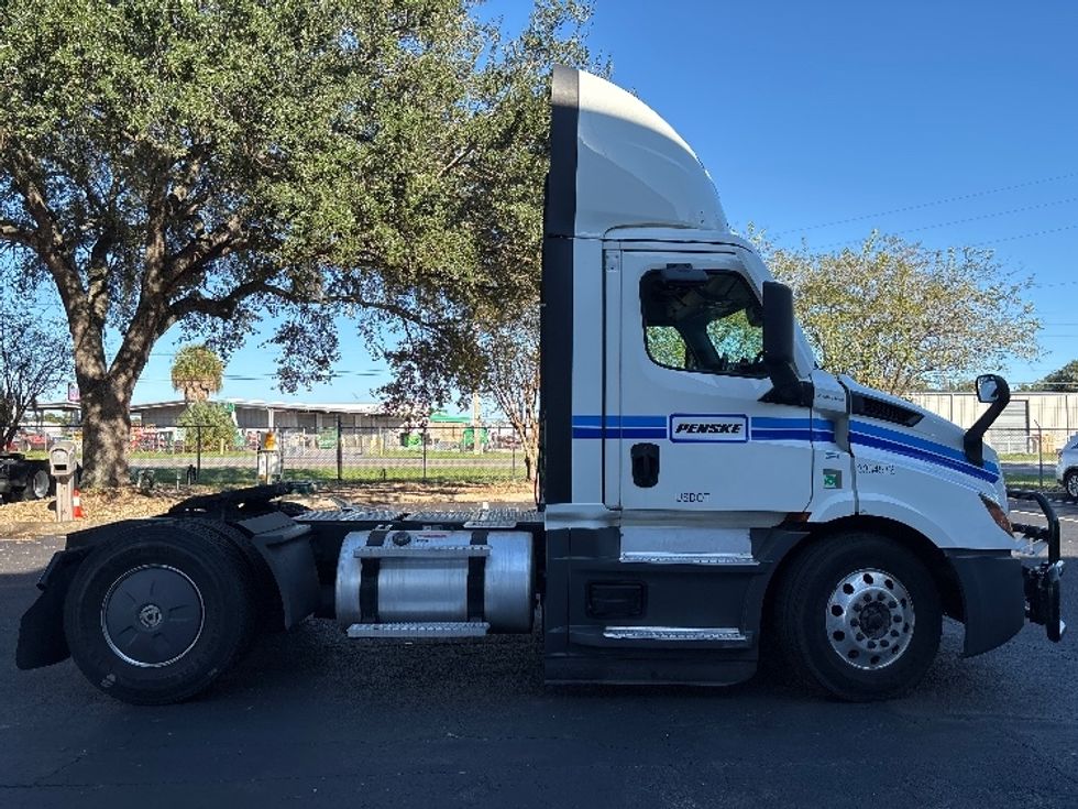 Day Cab Tractor-Heavy Duty Tractors-Freightliner-2022-T11642ST-Jacksonville-FL-616,703\n\t\tmiles-$ 35,000 - Image 8