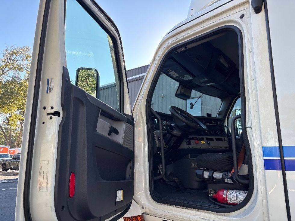 Day Cab Tractor-Heavy Duty Tractors-Freightliner-2022-T11642ST-Jacksonville-FL-616,703\n\t\tmiles-$ 35,000 - Image 9