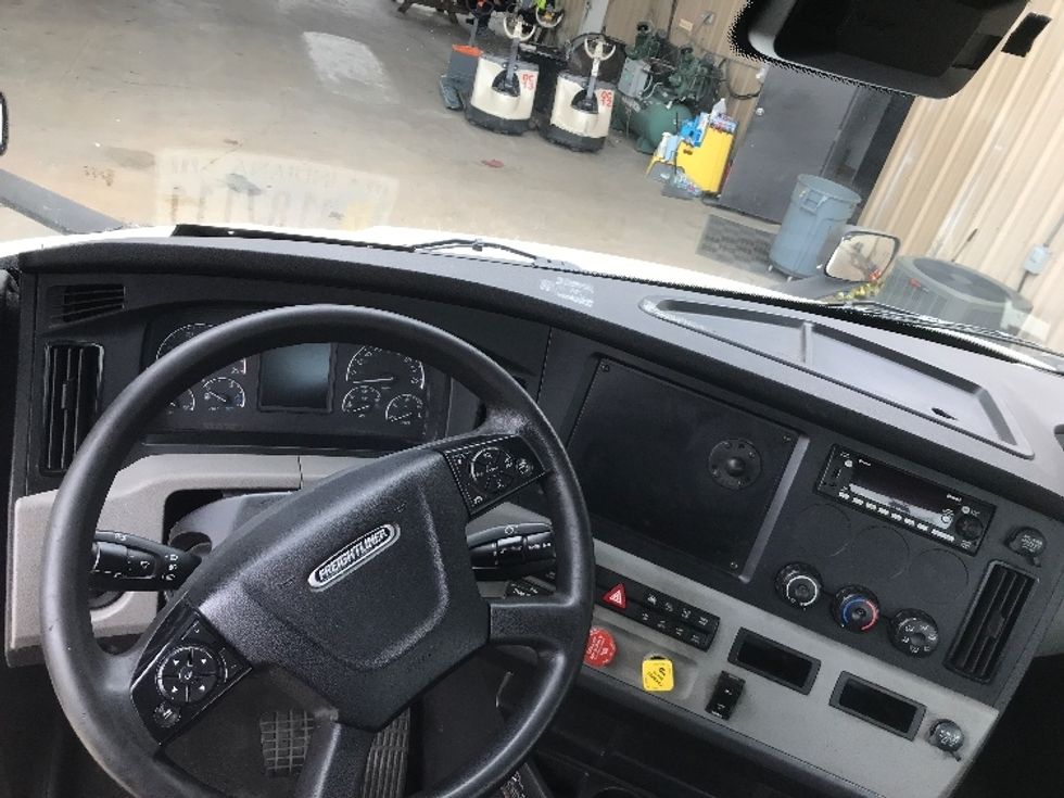 Day Cab Tractor-Heavy Duty Tractors-Freightliner-2022-T11642ST-Macon-GA-865,932\n\t\tmiles-$ 29,000 - Image 11