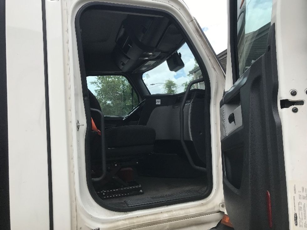 Day Cab Tractor-Heavy Duty Tractors-Freightliner-2022-T11642ST-Macon-GA-865,932\n\t\tmiles-$ 29,000 - Image 12