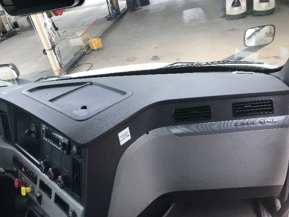 Day Cab Tractor-Heavy Duty Tractors-Freightliner-2022-T11642ST-Macon-GA-865,932\n\t\tmiles-$ 29,000 - Image 13