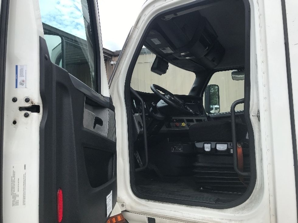 Day Cab Tractor-Heavy Duty Tractors-Freightliner-2022-T11642ST-Macon-GA-865,932\n\t\tmiles-$ 29,000 - Image 9