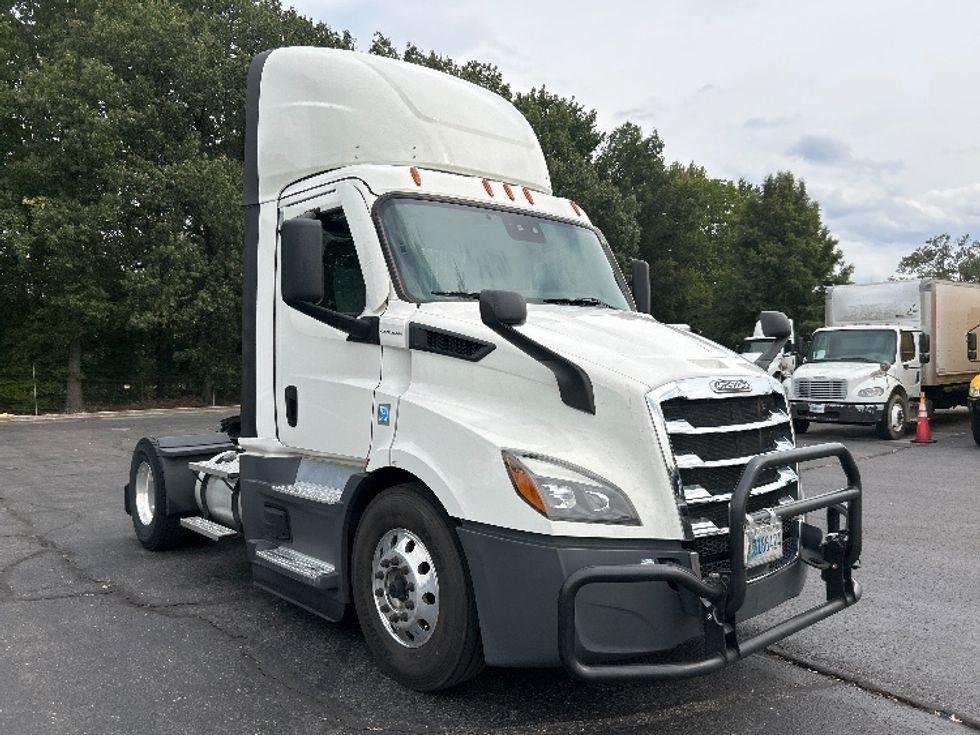 Day Cab Tractor-Heavy Duty Tractors-Freightliner-2022-T11642ST-Memphis-TN-509,950\n\t\tmiles-$ 50,500 - Image 1