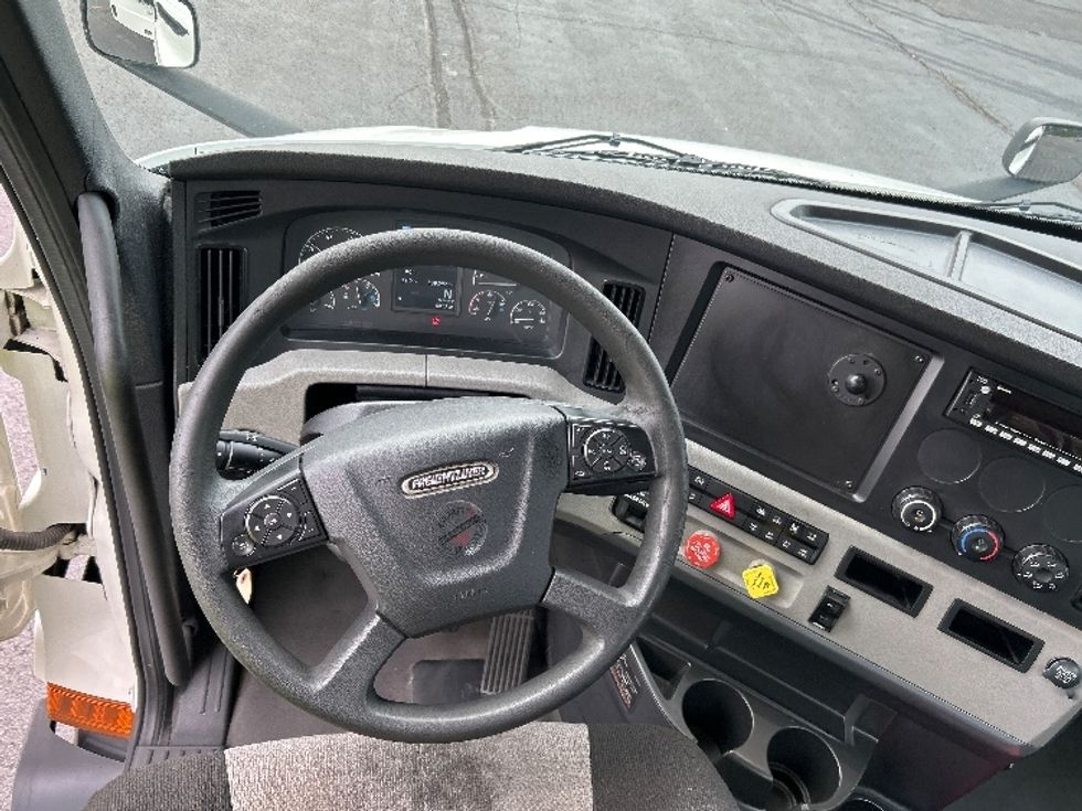 Day Cab Tractor-Heavy Duty Tractors-Freightliner-2022-T11642ST-Memphis-TN-509,950\n\t\tmiles-$ 50,500 - Image 11