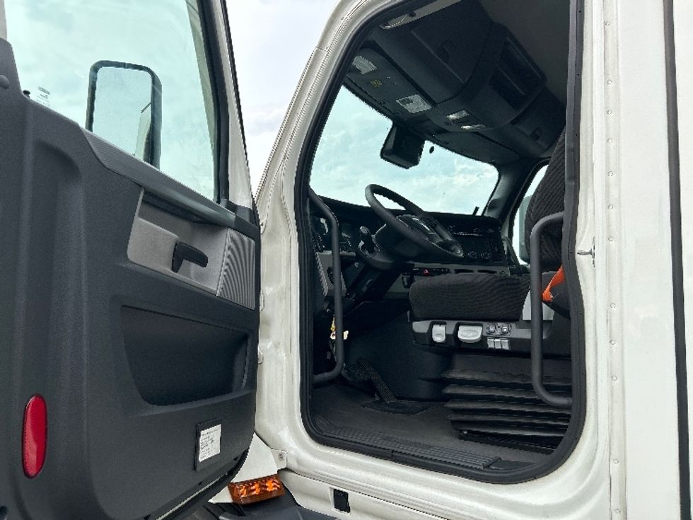 Day Cab Tractor-Heavy Duty Tractors-Freightliner-2022-T11642ST-Memphis-TN-509,950\n\t\tmiles-$ 50,500 - Image 9
