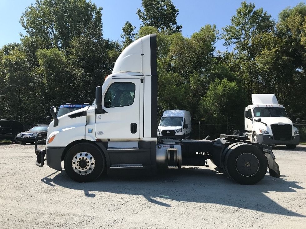 Day Cab Tractor-Heavy Duty Tractors-Freightliner-2022-T11642ST-Newnan-GA-256,703\n\t\tmiles-$ 70,750 - Image 4