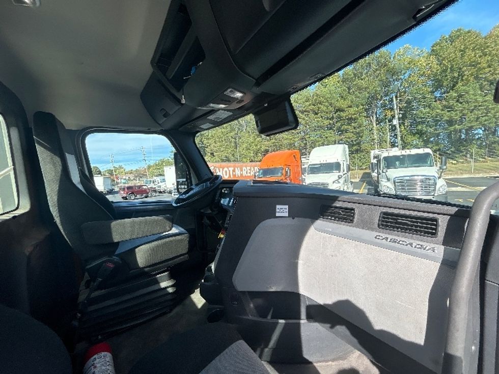 Day Cab Tractor-Heavy Duty Tractors-Freightliner-2022-T11642ST-Norcross-GA-544,471\n\t\tmiles-$ 44,750 - Image 13